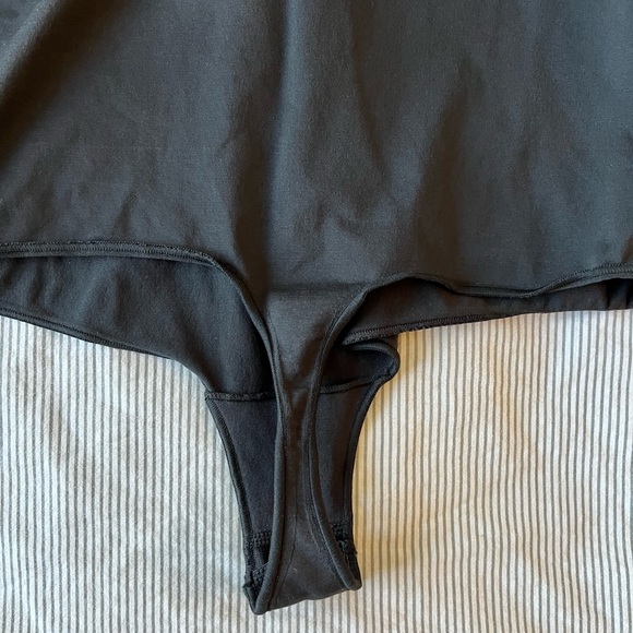 New Skims Essential Scoop Neck Long Sleeve Black Thong Bodysuit - Picture 8 of 10